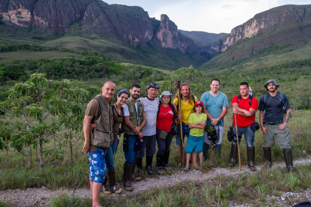 Grupo reunido de frente ao Canion na 1ª Vivência com Léo Rocha na Serra do Cipó em Minas Gerais.